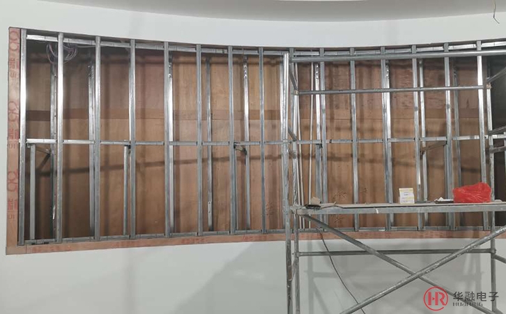 嵌入式LED顯示屏安裝完鋼結(jié)構(gòu)