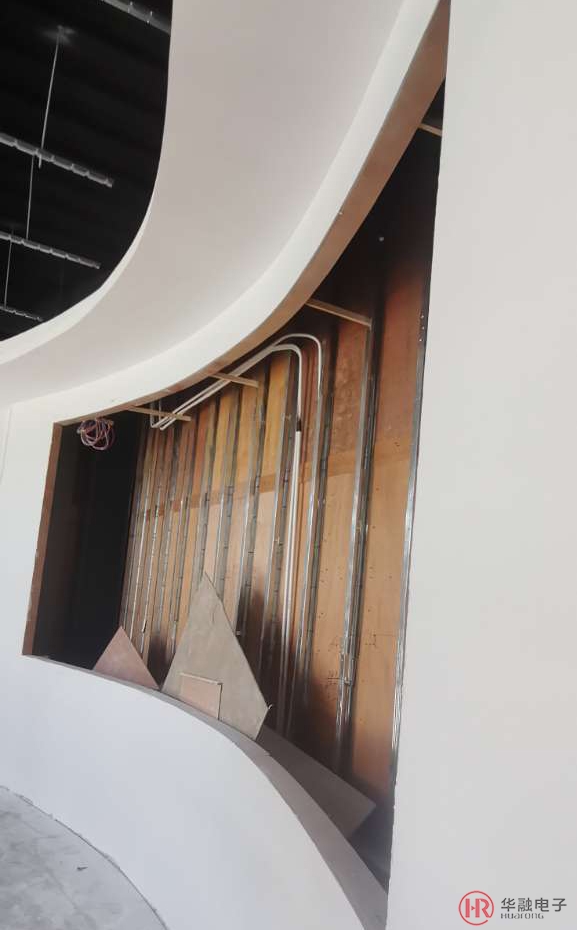 LED顯示屏安裝了相關(guān)裝飾板材